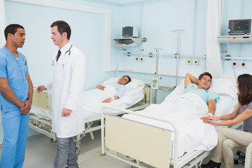 Obraz premium Doctor and male nurse in a hospital room