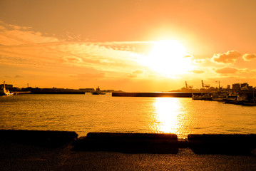 港の夕日