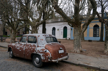 Carro antigo em cena bucólica no Uruguay