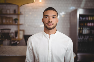 Obraz premium Portrait of confident young man standing at coffee shop
