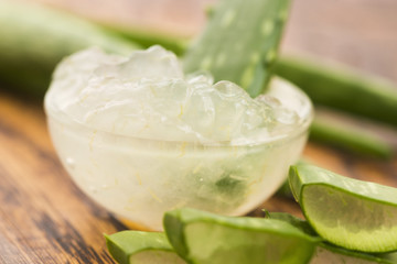 Obraz na płótnie Canvas aloe vera juice with fresh leaves