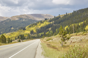 Fototapeta na wymiar Mountain road on the way to Aspen Colorado during fall