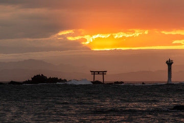 神奈川県葉山町名島の鳥居と夕焼け