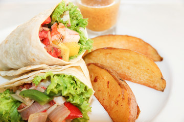 Asian Wrap with king prawns, avocado, red peppers and arugula