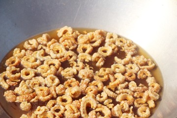 Fried pork skin delicious in the pan