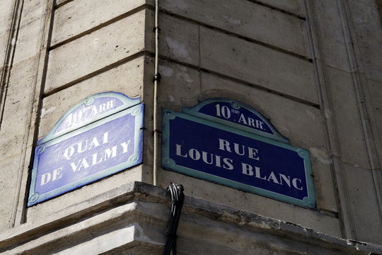 Quai de Valmy rue Louis Blanc. Panneaux en coin de rue.