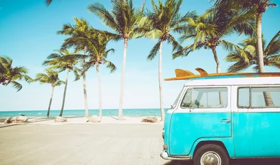 Abwaschbare Fototapete Oldtimer Oldtimer geparkt am tropischen Strand (Meer) mit Surfbrett auf dem Dach - Freizeitausflug im Sommer. Retro-Farbeffekt