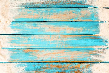 Crédence de cuisine en verre imprimé Descente vers la plage Fond de plage - vue de dessus du sable de la plage sur une vieille planche de bois sur fond de peinture de mer bleue. concept de vacances d& 39 été. tonalité de couleur vintage.
