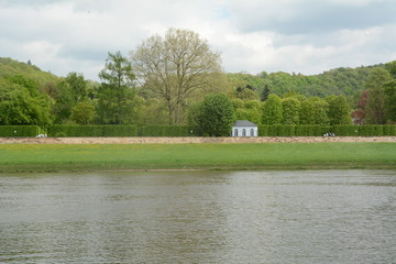 Blick über die Elbe zum Park