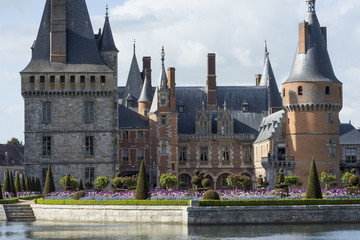 Le jardin fleuri d'un chateau pour une princesse romantique