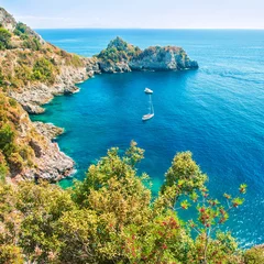 Photo sur Plexiglas Côte petite baie avec des bateaux en mer Égée entourée de rochers