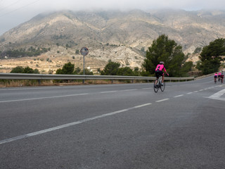 Obraz premium Ciclista en carretera