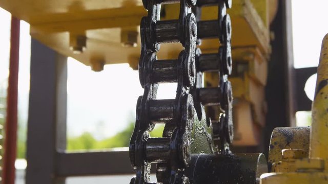 Part Lifts up with Turning Round Wheel with Chain