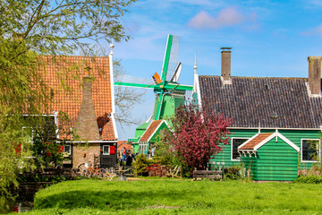 Windmühlen in Zaanse Schans in den Niederlanden in Europa
