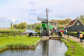 Fototapeta na wymiar Windmühlen in Zaanse Schans in den Niederlanden in Europa