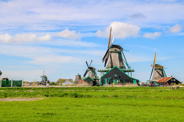 Windmühlen in Zaanse Schans in den Niederlanden in Europa