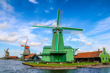 Fototapeta na wymiar Windmühlen in Zaanse Schans in den Niederlanden in Europa