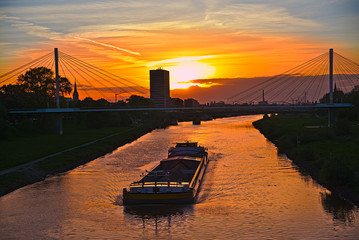 Sonnenuntergang am Neckar mit Schiff