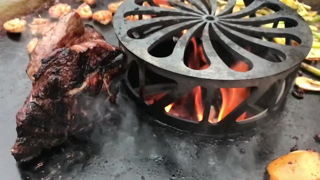 Steak auf Feuerplatte grillen