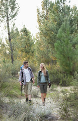 Obraz premium Full length of a fit couple exploring the woods