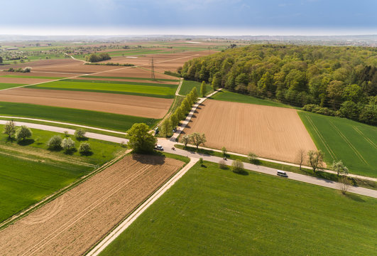 Luftbild mit Blick &uuml;ner den Wald auf die Felderebene