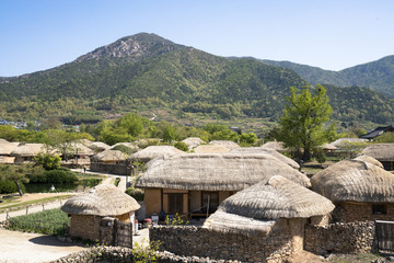신록이 아름다운 한국의 민속촌 풍경