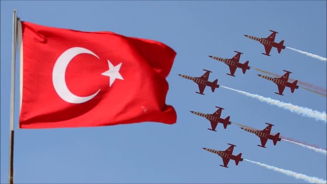 dalgalanan t&uuml;rk bayrağı ve jetler