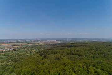 Fototapeta na wymiar Luftbild mit Blick üner den Wald auf die Felderebene