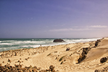 Fototapeta na wymiar zwei Afrikaner einsam am Strand