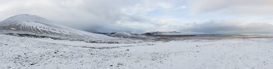 Panorama in Islanda, la terra dei vichinghi. Composizione di molti scatti uniti in un'unica vista panoramica.