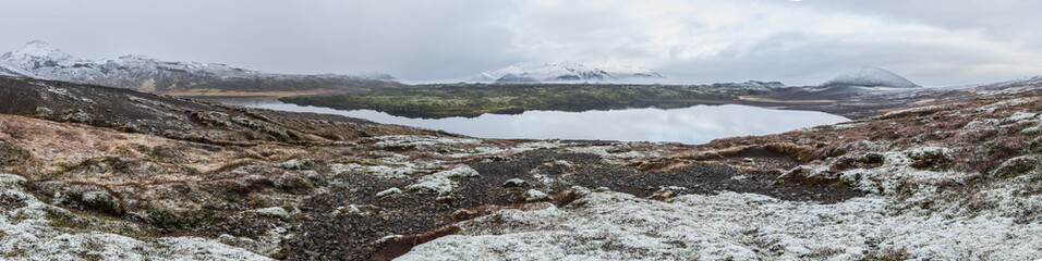 Fototapeta na wymiar Panorama in Islanda, la terra dei vichinghi. Composizione di molti scatti uniti in un'unica vista panoramica.