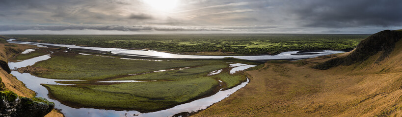 Panorama in Islanda, la terra dei vichinghi. Composizione di molti scatti uniti in un'unica vista panoramica.