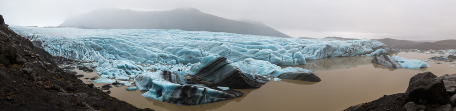 Panorama in Islanda, la terra dei vichinghi. Composizione di molti scatti alla lingua di un ghiacciaio uniti in un'unica vista panoramica.