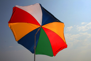 parasol  multicolore sur une plage