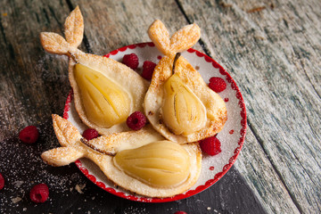 Pears baked in puff pastry with ricotta