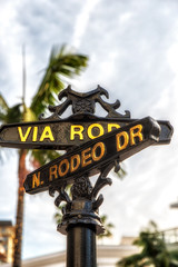 Naklejka premium Znak Rodeo Drive z palmami w Beverly Hills
