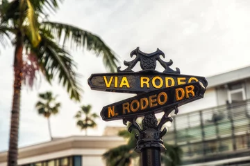 Papier Peint photo autocollant Los Angeles Rodeo Drive sign with palm trees in Beverly Hills