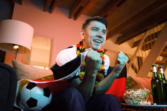 Deutschland Fan zuhause bei Fussball WM live ubertragung.