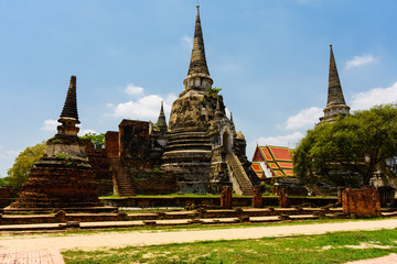 Fototapeta na wymiar The oldest and most beautiful pagoda in Ayutthaya.