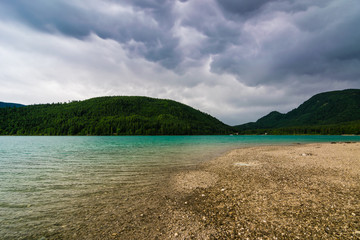 Ein Unwetter zieht auf über dem See in den Bergen