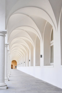 Detalhe de colunas e claustro