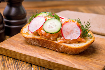 Bruschetta with salmon and cheese