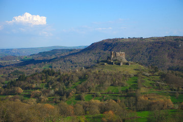 Fototapeta na wymiar Château de Murol et campagne environnante