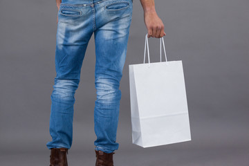 Naklejka premium Man holding shopping bag