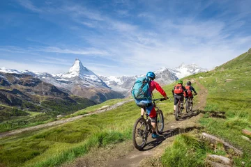 Foto op Plexiglas Fietsen Met een mountainbike langs de Matterhorn in de Zwitserse Alpen, kanton Wallis, Zwitserland