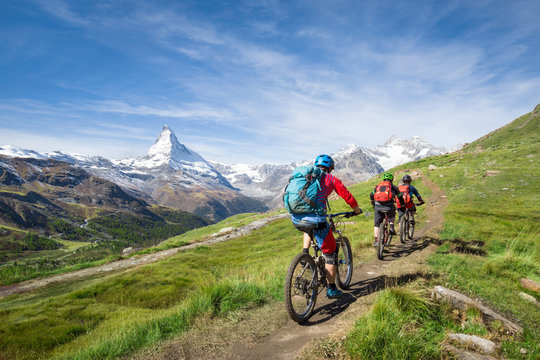 Mit dem Mountainbike vorbei am Matterhorn in den Schweizer Alpen, Kanton Wallis, Schweiz © eyetronic