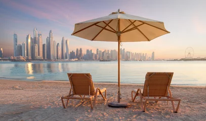 Papier Peint photo Dubai Belle terrasse avec deux chaises et un parasol avec vue sur la marina de Dubaï