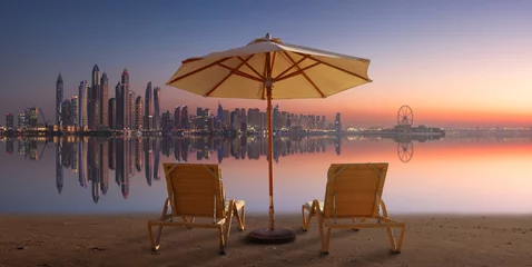 Rolgordijnen Prachtig terras met twee stoelen en een parasol met uitzicht op Dubai Marina © Cara-Foto
