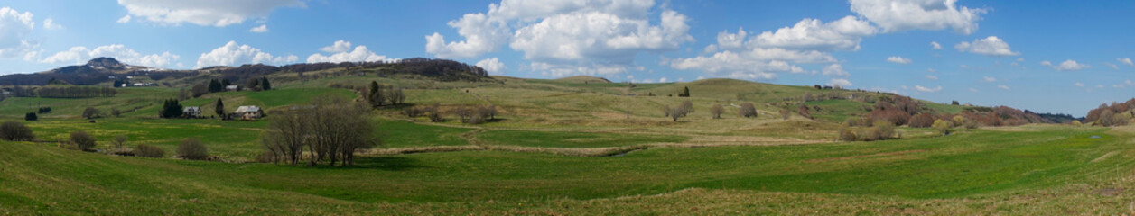 Fototapeta na wymiar Besse et Saint Anastaise, vue panoramique de la campagne du Puy de dome au printemps