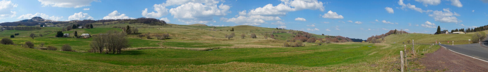 Fototapeta premium Besse et Saint Anastaise, vue panoramique de la campagne du Puy de dome au printemps